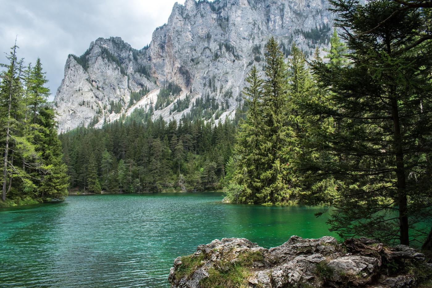 Grüner See bei Tragöß — smaragdgrünes Wasser vor den Felswänden der Hochsteiermark