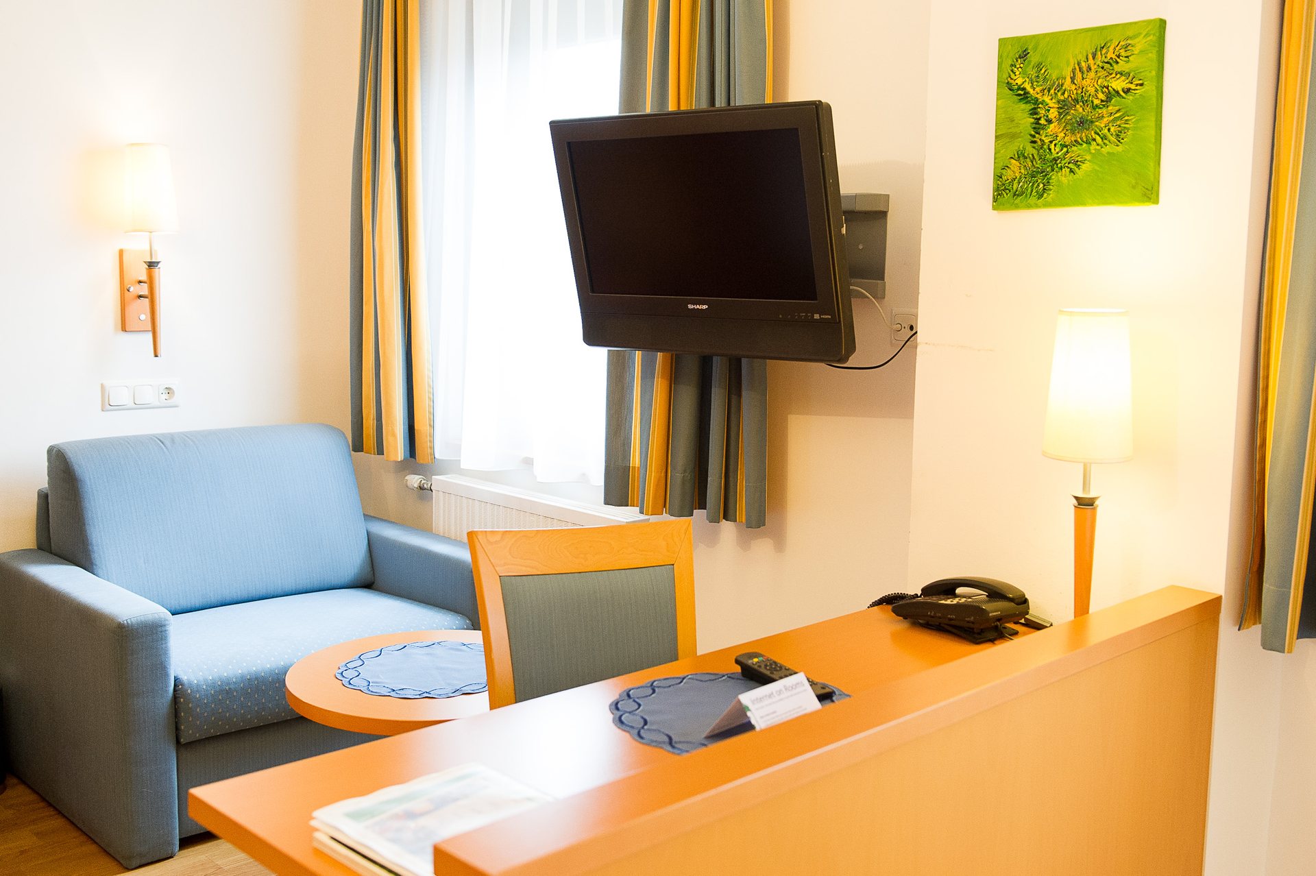 Zimmer im Gasthof Turmwirt — Sitzecke mit TV